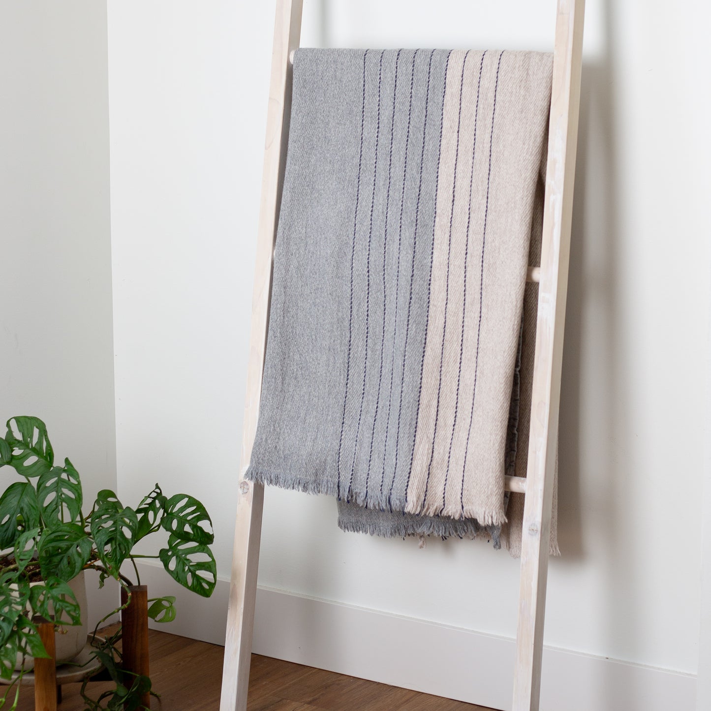 Horizon Throw - Beige/Light Gray/Navy